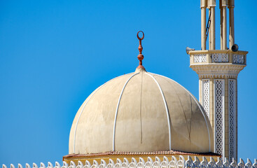 Close-up view of mosque dome and decorative minaret architecture © Buğra Kaan Ersoy