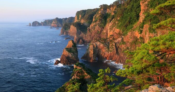 第二展望台から朝日に染まる夏の北山崎の断崖