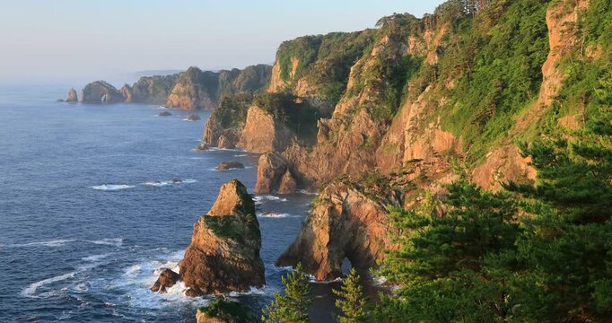 第二展望台から朝日に染まる夏の北山崎の断崖
