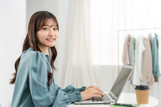 Women who use computers at home (working, working from home, fully remote, remote work, telework)