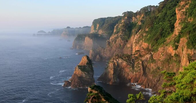 第二展望台から朝日に染まる夏の北山崎の断崖
