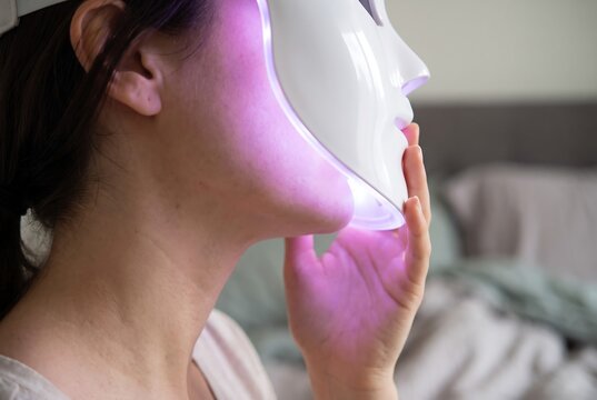 フェイスラインに使うLEDマスクの美容ケア