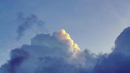 Obraz premium clouds in the sky with the sun shining