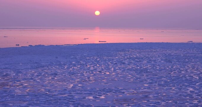 日の出の能取岬からオホーツク海の流氷