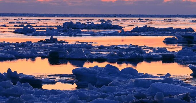 朝焼けのオホーツク海の流氷
