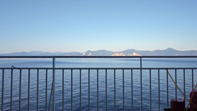 船の甲板から見た海の風景。