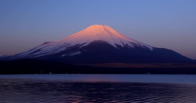 山中湖から朝焼けの逆さ富士山