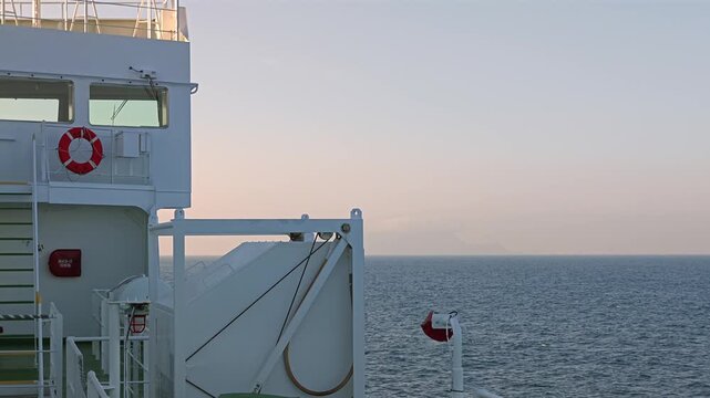 船の甲板から見た海の風景。