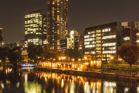 ウォーターフロントの美しい都市夜景とリバーサイドテラス