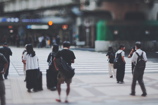 横断歩道の信号を待つ人々の後ろ姿