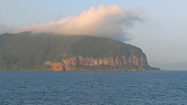 海から岬の断崖を望む風景。