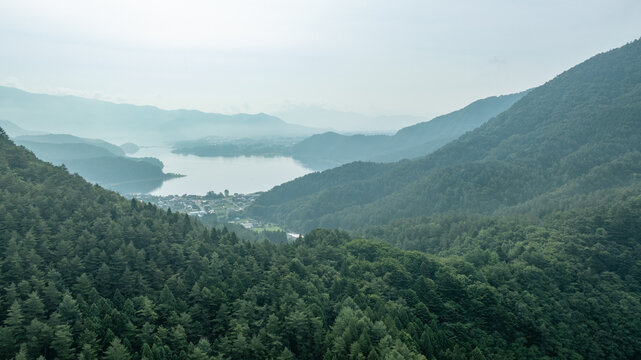 山々の間に広がる湖を見下ろす空撮風景