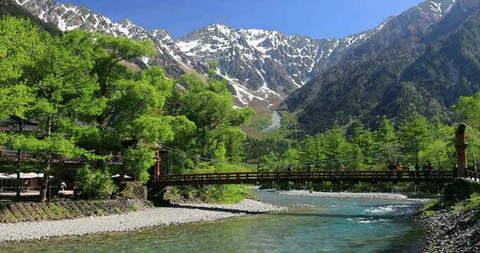 河童橋と新緑の梓川と穂高連峰