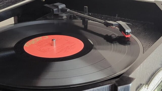 ターンテーブルで回転するLPレコードと音楽を再生するレコード針