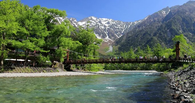 河童橋と新緑の梓川と穂高連峰
