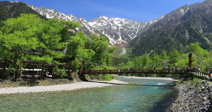 河童橋と新緑の梓川と穂高連峰