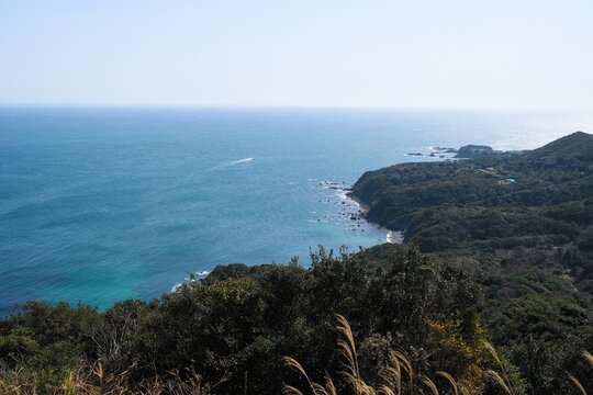 三重県志摩の断崖から望むリアス海岸と青い海