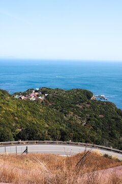 三重県志摩の海岸沿いを走る展望道路と漁村の眺め