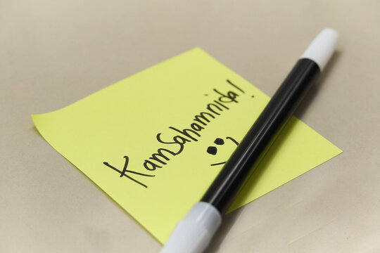 Handwritten Kamsahamnida Thank You text in Korean on yellow sticky note with marker pen