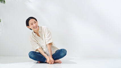 Fototapeta premium リラックスするミドル女性。美容、ボディケア、スキンケア、コスメ、化粧品、美人、美肌、笑顔、アパレル