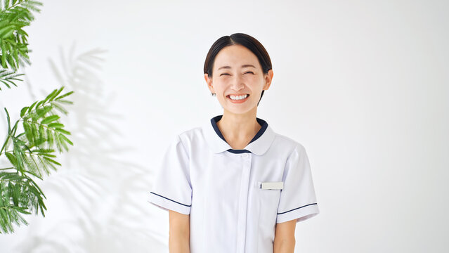 笑顔の白衣の女性。看護師、介護士、病院、クリニック、楽しい、嬉しい、喜ぶ、元気、医療事務、受付、資格