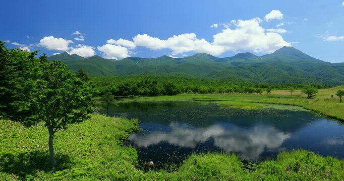 高架木道の湖畔展望台から知床五胡と知床連峰