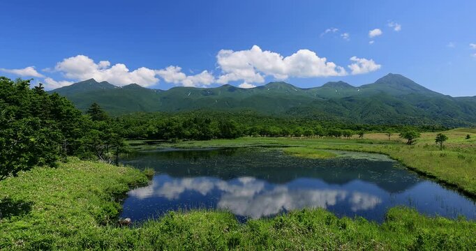 高架木道の湖畔展望台から知床五胡と知床連峰