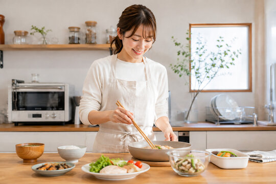 料理する女性・家庭料理
