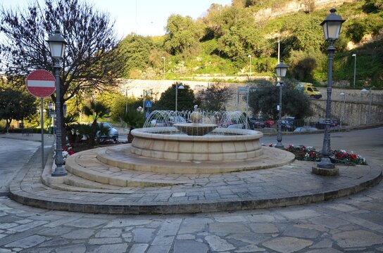large circular fountain at the lower entrance to Ragusa Ibla