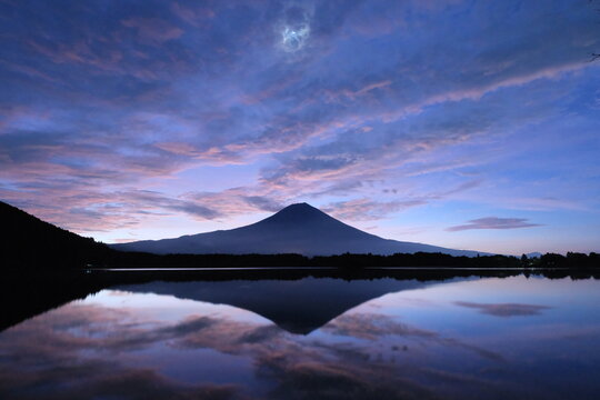 湖面 Images – Browse 52,826 Stock Photos, Vectors, and Video