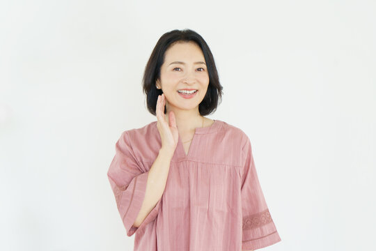 白背景の日本人ミドルエイジ女性のポートレート