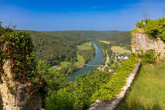 Blick von Burgruine Randeck &uuml;ber Essing ins Altm&uuml;hltal, Bayern