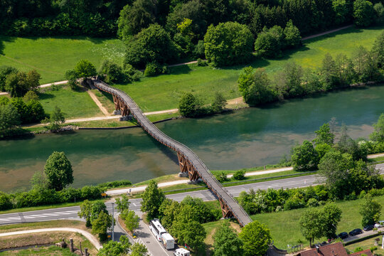 Blick auf die Holzbr&uuml;cke Tatzlwurm &uuml;ber die Altm&uuml;hltal bei Essing, Bayern