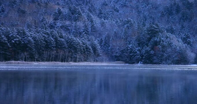 新雪の朝のオンネトー