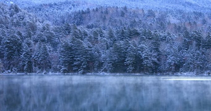 新雪の朝のオンネトー