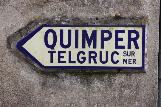 Panneau de direction dans le village d'Argol, presqu'&icirc;le de Crozon (Bretagne, Finist&egrave;re, France)
