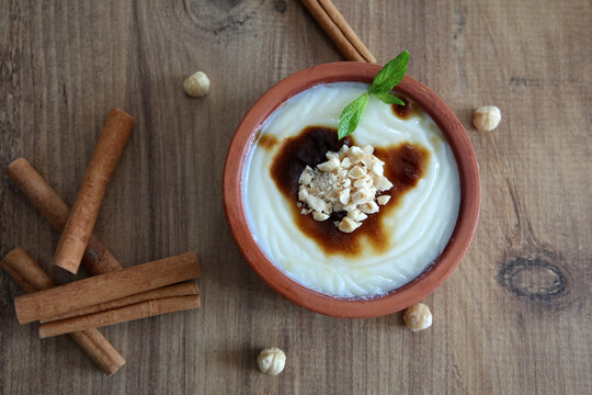 fırın s&uuml;tla&ccedil; baked rice pudding turkish milky dessert sutlac in casserole