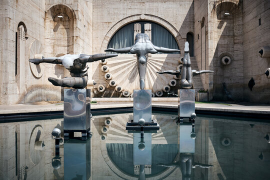 Front view of composition the "Divers" series by British sculptor David Waller.