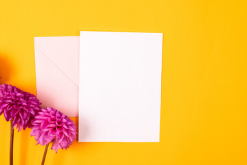 Blank greeting card mockup with pink envelope and purple dahlias flowers © vimart