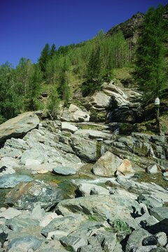 Panorama della Valle d'Aosta in estate in Italia. Cascate di Lillaz