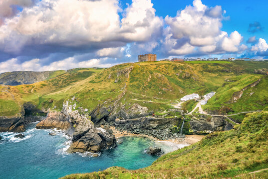 Spektakul&auml;re Klippenlandschaft am Tintagel Haven mit dem Camelot Castle Hotel in Cornwall, England