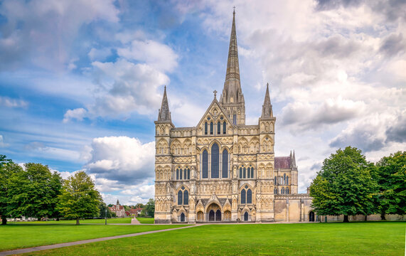 Gotische Kathedrale von Salisbury in England an einem Sommertag