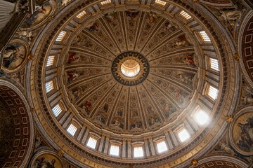Obraz premium Interior view of a grand domed ceiling with intricate frescoes and radial architectural design