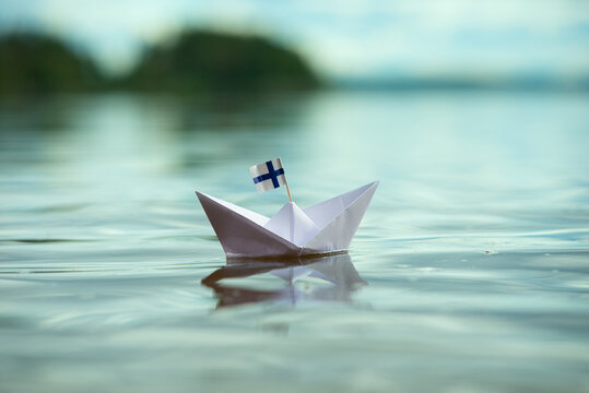 Papierschiff mit Finnischer Flagge