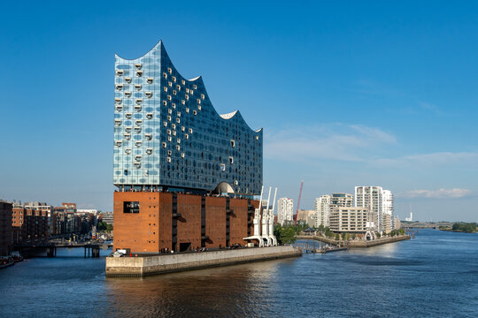 Hamburg - Blick auf die Elbphilharmonie an der Elbe
