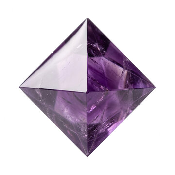 Une pierre pr&eacute;cieuse d'am&eacute;thyste violette taill&eacute;e en forme de double pyramide octa&eacute;drique isol&eacute;e sur un fond blanc pur, mettant en valeur sa transparence et ses facettes g&eacute;om&eacute;triques.