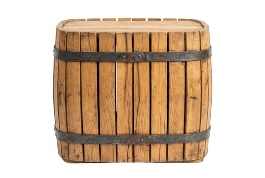 Ein rustikales, rechteckiges Holzfass mit Metallb&auml;ndern, isoliert auf wei&szlig;em Hintergrund, ideal f&uuml;r dekorative Zwecke oder als rustikales Designelement in der Innenarchitektur.