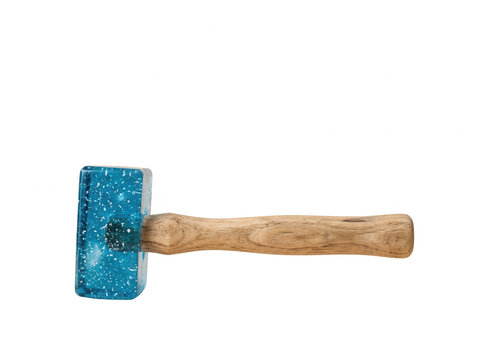 Martillo de madera con cabeza de resina azul brillante aislado sobre fondo blanco, ideal para trabajos de artesan&iacute;a y bricolaje.