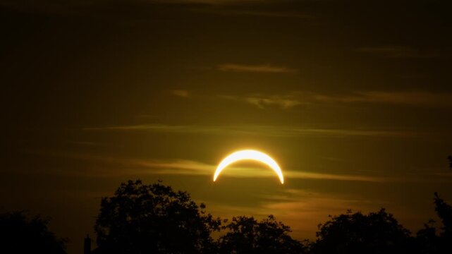 Partielle Sonnenfinsternis mit leuchtender Sonnensichel am dunklen Himmel in Deutschland, Bayern, Passau, 