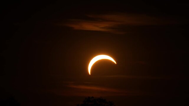 Partielle Sonnenfinsternis mit leuchtender Sonnensichel am dunklen Himmel in Deutschland, Bayern, Passau, 
